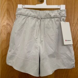 Lululemon Clinchable waist HR woven shorts 3.5 shorts